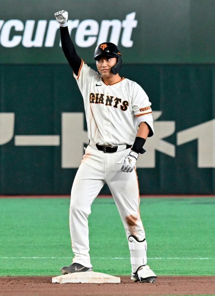６回、走者一掃の逆転二塁打を放ち、ガッツポーズする巨人・笹原