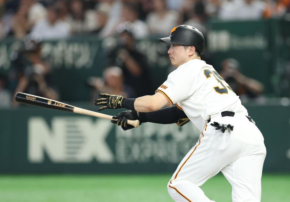 ７回、中前打を放ち猛打賞の言う泉口（撮影・金田祐二）