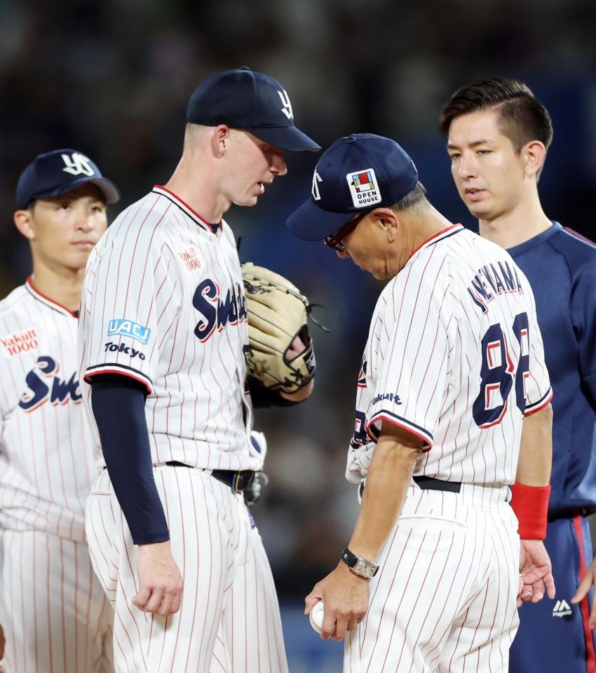 ６回、ウォルターズ（左）に降板を告げる池山監督