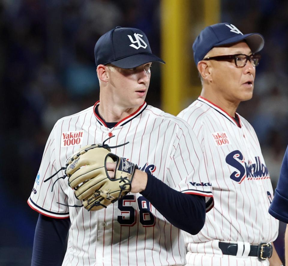 ６回途中で降板するヤクルトのウォルターズ。右は池山監督　