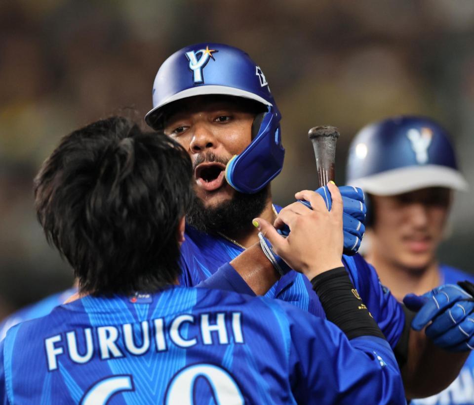 ８回、３ランを放ったエンカーナシオンはナインと喜び合う（撮影・田中太一）