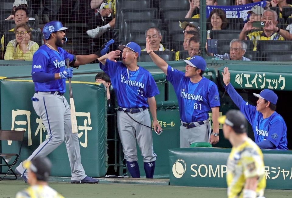 ８回、３ランを放ったエンカーナシオン（左）を迎える相川監督（８１）＝撮影・立川洋一郎