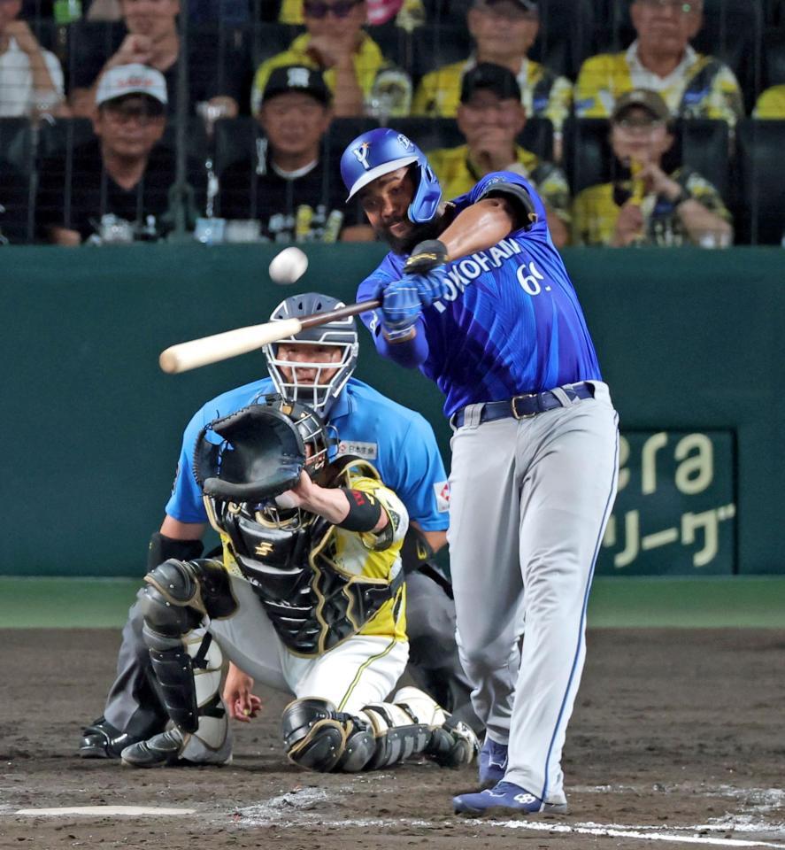 ８回、左翼スタンドへ３ランを放つエンカーナシオン（撮影・立川洋一郎）