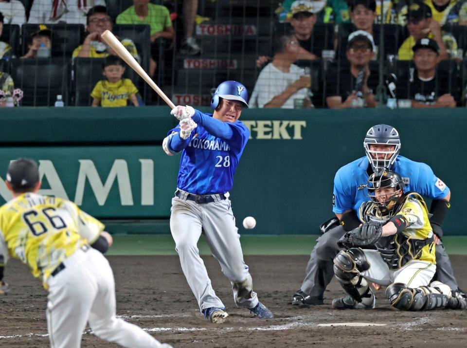 ９回表ＤｅＮＡ無死一、二塁、中前へ適時打を放つＤｅＮＡ・勝又温史＝甲子園（撮影・立川洋一郎）