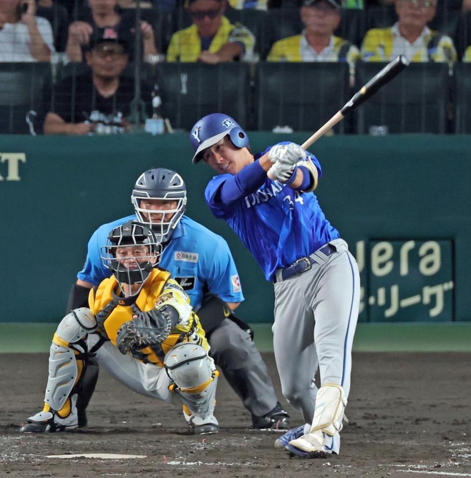 ５回、右翼スタンドへ先制ソロを放つ宮下（撮影・立川洋一郎）
