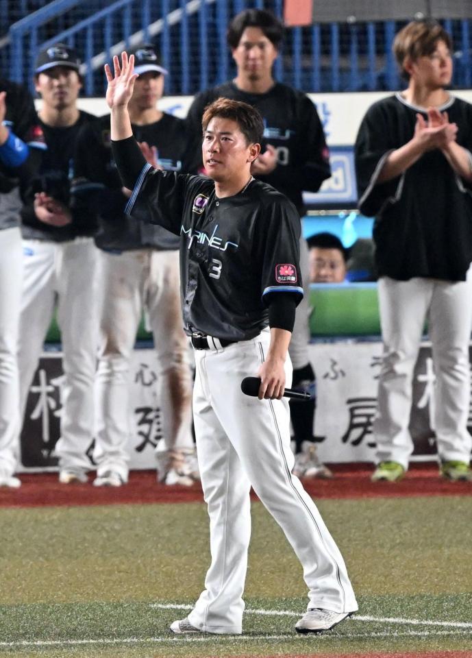 引退を決断し、試合後、観客にあいさつをする角中