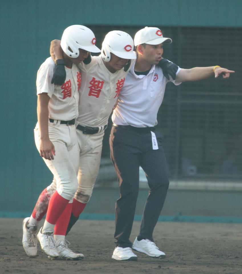 ９回、多井桔平は内野ゴロに終わったが、グラウンドに倒れ、肩を支えなられながらベンチに戻る（撮影・坂部計介）