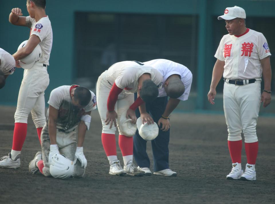 奈良大付に敗れ、ガックリと肩を落とす智弁学園・杉本真滉（中央）＝撮影・坂部計介