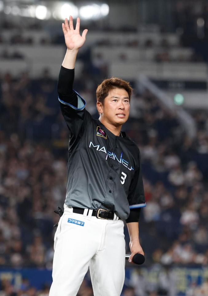 試合後に声援に応えるロッテ・角中