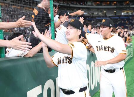　ファンと笑顔でハイタッチする井上（左）と笹原（撮影・金田祐二）