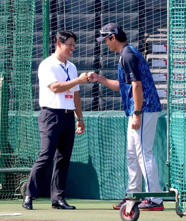 　原口文仁氏（左）とタッチを交わす藤浪