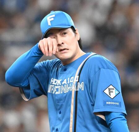 １回、オリックスに先制点を与え、汗をぬぐう有原（撮影・高部洋祐）