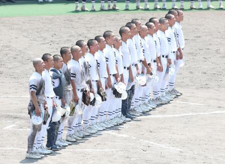 立命館守山に勝利し、校歌を歌う彦根総合ナイン（撮影・中田匡峻）