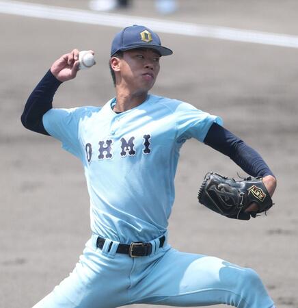 ２回、力投する先発投手の近江・元翔之介（撮影・中田匡峻）