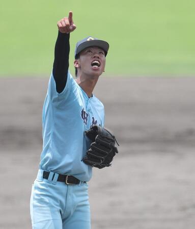 ３回、彦根東・伊藤和樹の打球に声を出す近江・元翔之介（撮影・中田匡峻）