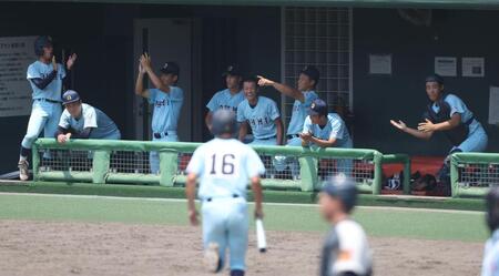 ２回、近江・元翔之介の先制適時打で盛り上がる近江ナイン（撮影・中田匡峻）