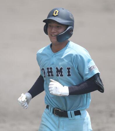 ４回、レフトへソロを放ち、表情を緩めながらベンチに戻る近江・杉本将吾（撮影・中田匡峻）