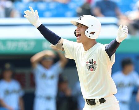 ９回、起死回生の逆転３ランを放ち、両手を挙げて喜ぶ日大三・高道海心（撮影・伊藤笙子）