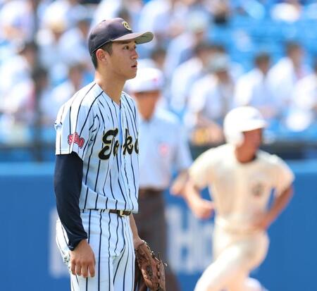 ９回、日大三・高道海心に逆転３ランを浴び、ぼう然とする東海大菅生・薗部大輔（撮影・伊藤笙子）