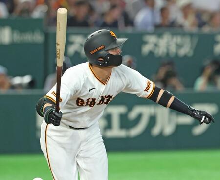 ２回、吉川が右中間に適時二塁打を放つ