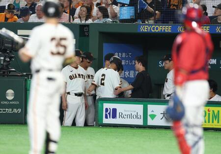 ４回、内野安打を放った後、交代する吉川（撮影・金田祐二）