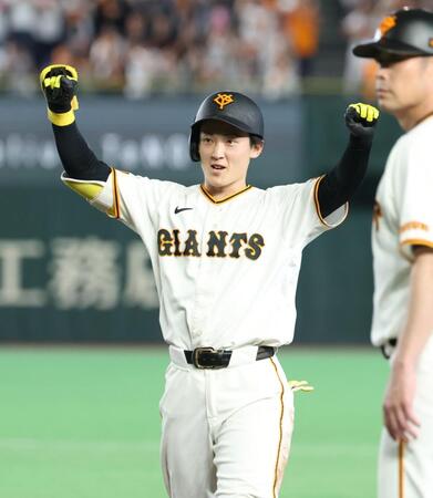 ２回、適時打を放ち、塁上でガッツポーズする浦田