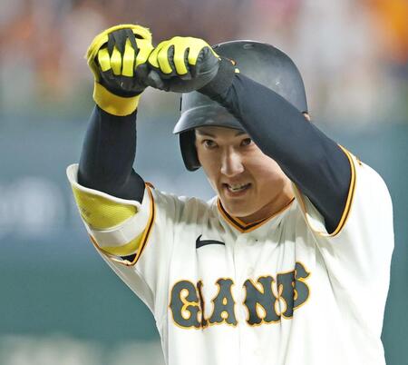 ２回、適時打を放ち、塁上でポーズをとる浦田