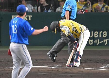 ８回、見逃し三振に倒れる大山（撮影・飯室逸平）