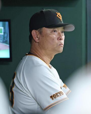 ５回、試合を見つめる橋上監督代行