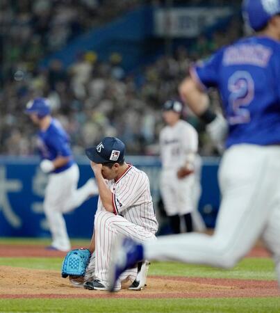 ６回、中日・阿部（奥左）に勝ち越しの３ランを浴びたヤクルト・山野