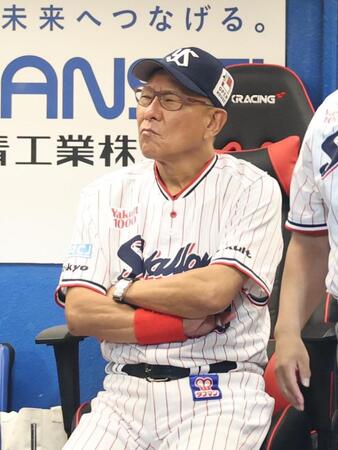 ８回、厳しい表情で戦況を見守る池山監督