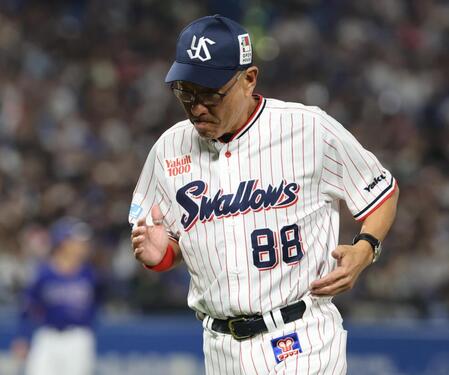 ８回、投手の交代を告げベンチに戻る池山監督
