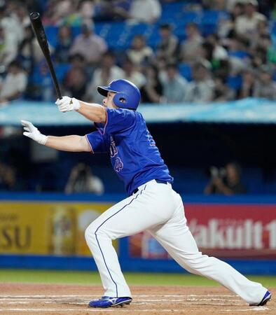 ６回、阿部が左越えに勝ち越しの３ランを放つ