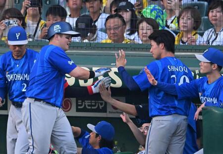 ４回、先制ソロを放ち篠木（右）とタッチを交わす牧（撮影・飯室逸平）