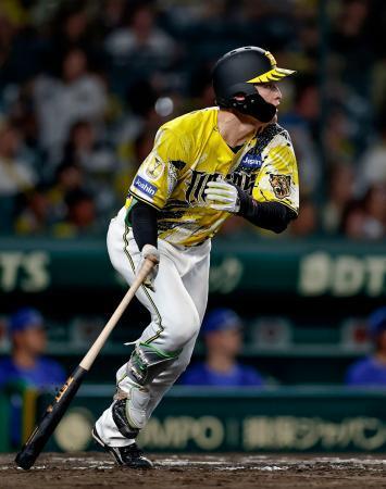 　１１回阪神２死二塁、高寺が中越えにサヨナラ二塁打を放つ＝甲子園