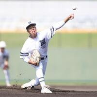 １回、力投する先発投手の彦根総合・荒井祐輝（撮影・中田匡峻）