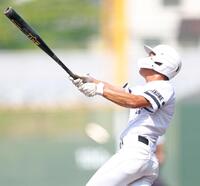 ３回、左犠飛を放つ彦根総合・野谷空斗（撮影・中田匡峻）