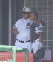 ８回、彦根総合・津崎璃大（右）と話す彦根総合・宮崎裕也監督（撮影・中田匡峻）