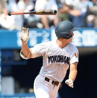 ２回、三塁手強襲の適時内野安打を放つ横浜・池田聖摩（撮影・伊藤笙子）