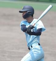 ２回、左前に先制適時打を放つ近江・元翔之介（撮影・中田匡峻）