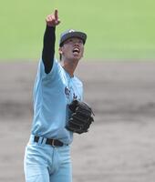 ３回、彦根東・伊藤和樹の打球に声を出す近江・元翔之介（撮影・中田匡峻）