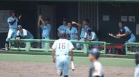 ２回、近江・元翔之介の先制適時打で盛り上がる近江ナイン（撮影・中田匡峻）