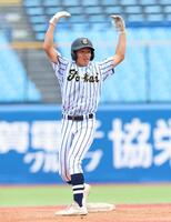 ６回、適時二塁打を放ち、塁上で喜ぶ東海大菅生・海沢海人（撮影・伊藤笙子）