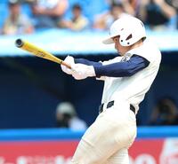 ８回、中前へ適時打を放つ日大三・尾形瑠唯（撮影・伊藤笙子）