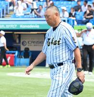 日大三に敗れて監督最後の試合となり、スタンドへあいさつに向かう東海大菅生・若林弘泰監督（撮影・伊藤笙子）