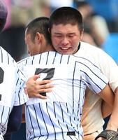 試合後の整列を終え、健闘をたたえ合う東海大菅生・吉本壌（左）と日大三・田中諒（撮影・伊藤笙子）