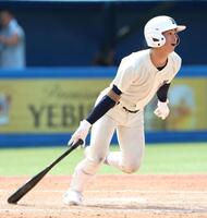 ９回、ライトへ起死回生の逆転３ランを放つ日大三・高道海心（撮影・伊藤笙子）
