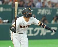 ２回、吉川が右中間に適時二塁打を放つ