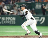 ４回、内野安打を放つ吉川（撮影・金田祐二）