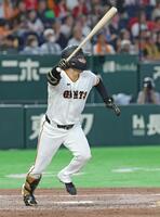 ４回、山崎が中越え二塁打を放つ